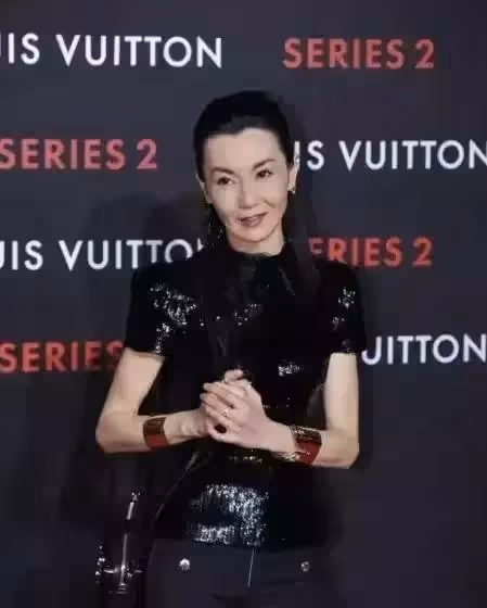 57歲張曼玉新造型亮相，亮面緊身衣配緊腿褲，護膝成了裝飾品，網友：胖一點更好看，很有氣質！