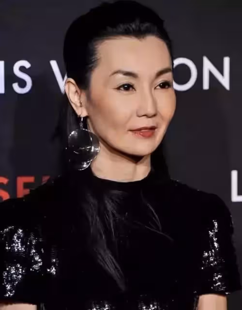57歲張曼玉新造型亮相，亮面緊身衣配緊腿褲，護膝成了裝飾品，網友：胖一點更好看，很有氣質！