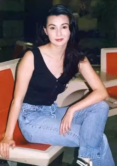 57歲張曼玉新造型亮相，亮面緊身衣配緊腿褲，護膝成了裝飾品，網友：胖一點更好看，很有氣質！