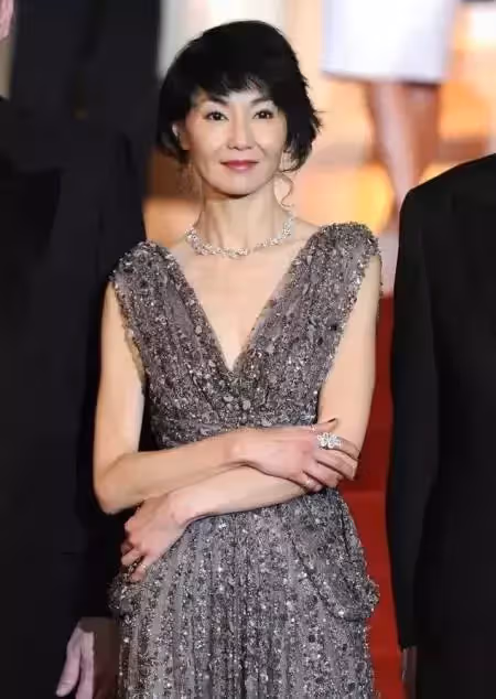 57歲張曼玉新造型亮相，亮面緊身衣配緊腿褲，護膝成了裝飾品，網友：胖一點更好看，很有氣質！