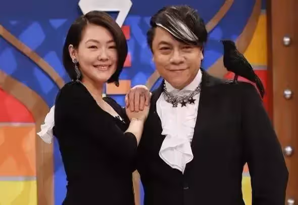 小S近照大變樣，頭頂長白髮滄桑好多，開十級磨皮都遮不住木偶紋，網友大呼：完全認不出！