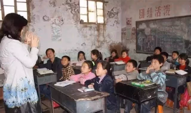 滴水之恩當湧泉相報!老師拿160元工資給學生買鞋,20年後學生回贈老師一套房子