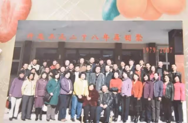 滴水之恩當湧泉相報!老師拿160元工資給學生買鞋,20年後學生回贈老師一套房子