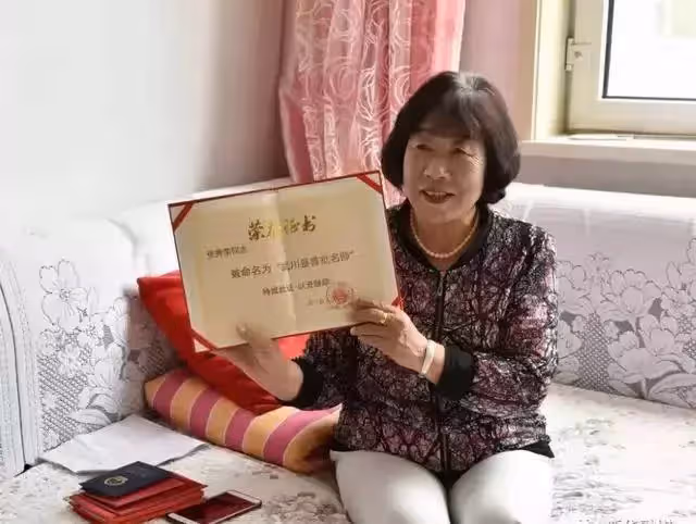 滴水之恩當湧泉相報!老師拿160元工資給學生買鞋,20年後學生回贈老師一套房子