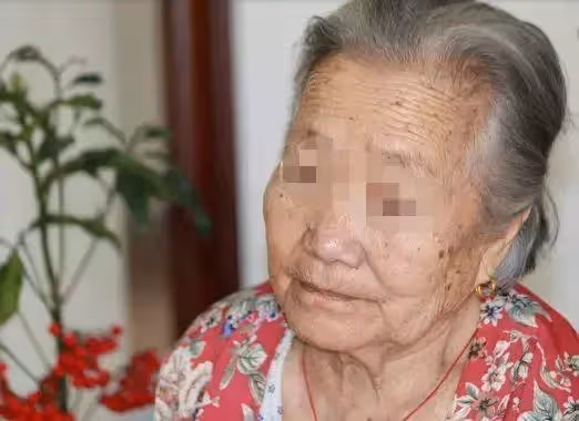 老人中了500萬,沉思一夜決定全給女兒,其他人都蒙了