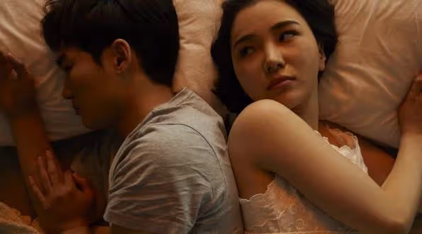訂婚那天，我發現老公出軌，他在我身上索取時我欣然拒絕