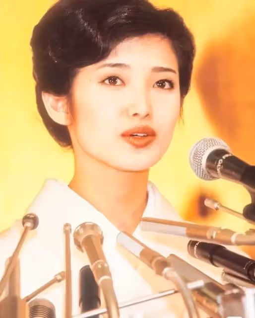 63歲的山口百惠升級做奶奶:美貌褪去盡顯富態,傳奇人生無法復制!
