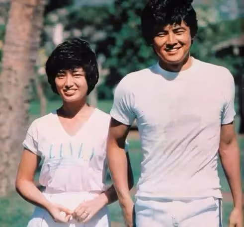 63歲的山口百惠升級做奶奶:美貌褪去盡顯富態,傳奇人生無法復制!