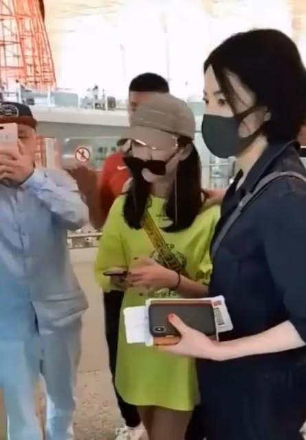 李亞鵬懶理女兒「泄照」風波,曬童年照撞臉李嫣,自侃「逆生長」,網友:父女倆簡直似餅印