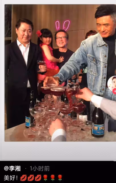 李湘曬女兒舊照,被名導抱著旁邊是周潤發,如今王詩齡變成大美女