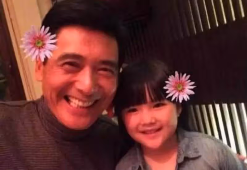 李湘曬女兒舊照,被名導抱著旁邊是周潤發,如今王詩齡變成大美女