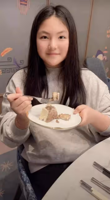 李湘曬女兒舊照,被名導抱著旁邊是周潤發,如今王詩齡變成大美女
