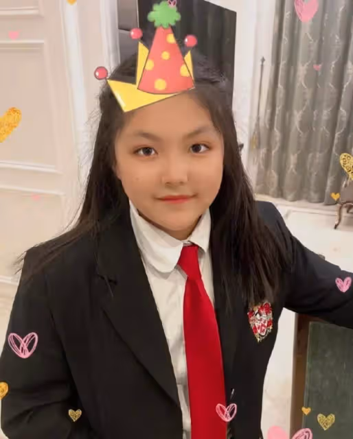 李湘曬女兒舊照,被名導抱著旁邊是周潤發,如今王詩齡變成大美女