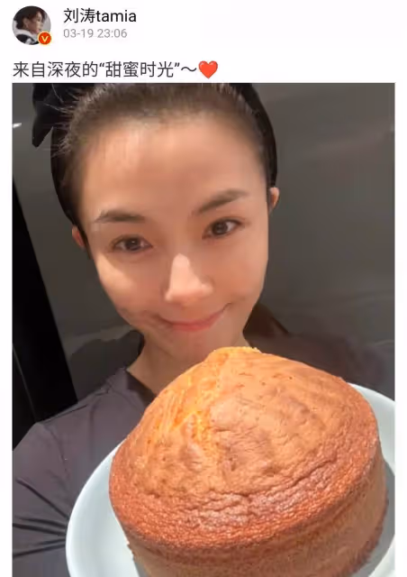 劉濤居家拍大片!光腳盤腿坐沙發上好悠閑,穿抹胸裙秀出完美曲線