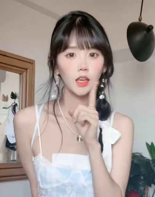 井川里予:靠顏值兩個月圈粉千萬,素顏照曝光卻被嘲翻版喬碧蘿