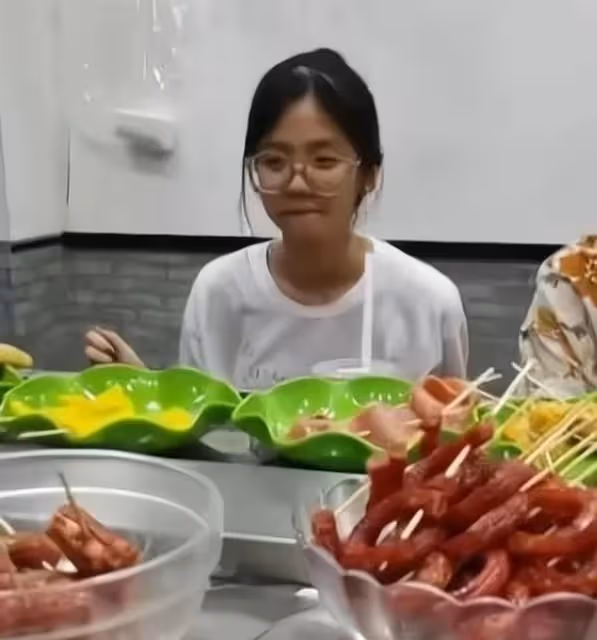 井川里予:靠顏值兩個月圈粉千萬,素顏照曝光卻被嘲翻版喬碧蘿