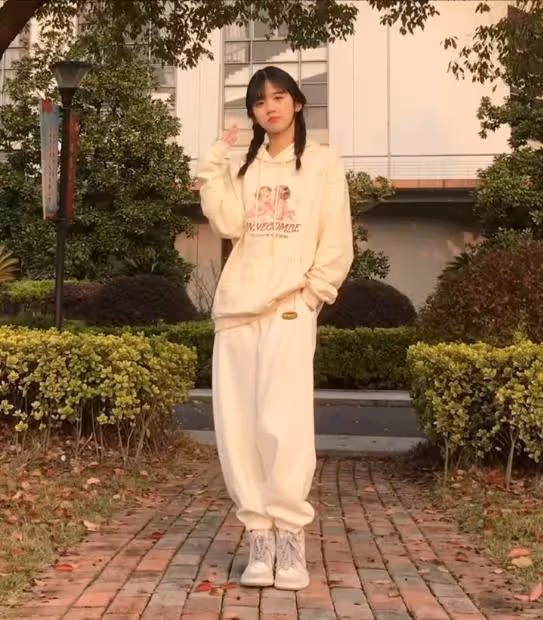 井川里予:靠顏值兩個月圈粉千萬,素顏照曝光卻被嘲翻版喬碧蘿