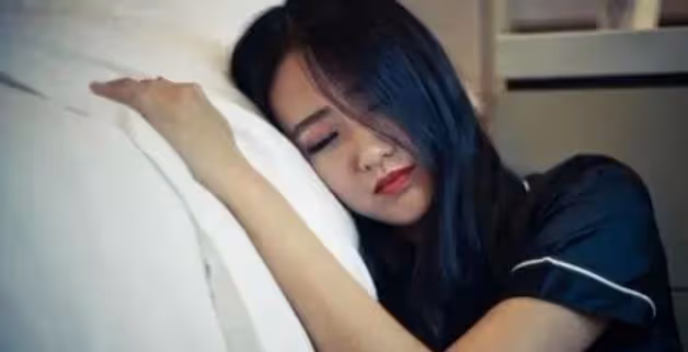 老公每天喂我喝藥,然後去隔壁和別的女人歡愛,發出瘋狂叫聲