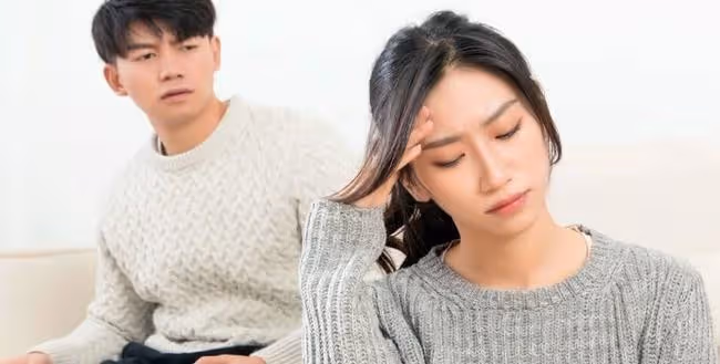 我家保姆，當著我老公的面解開扣子，他們在我眼皮子底下做那事