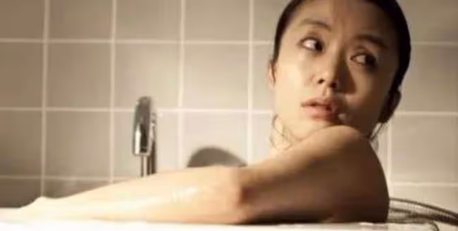 我家保姆，當著我老公的面解開扣子，他們在我眼皮子底下做那事