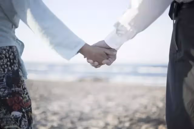 新婚夜，婆婆要求婚房不關門，兒媳：這麼想留門，不如你來一起睡