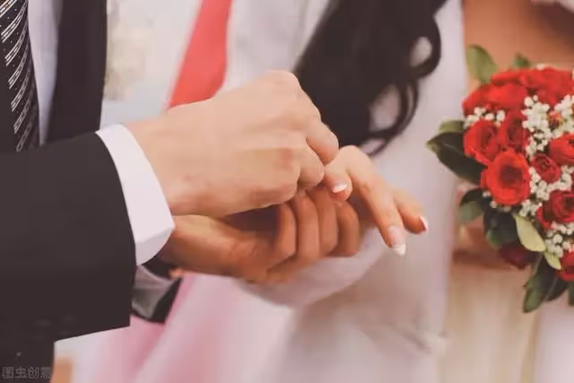 新婚夜，婆婆要求婚房不關門，兒媳：這麼想留門，不如你來一起睡