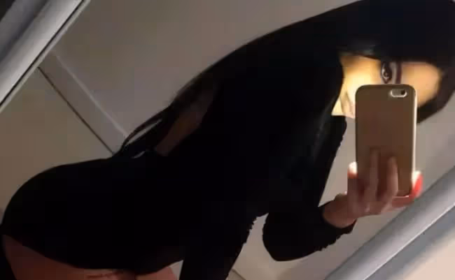 我家保姆,當著我老公的面解開扣子,他們在我眼皮子底下做那事