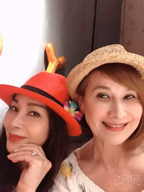 為愛女隱退13年！向娃心寒「最好的全給她」卻被吼：是妳逼我的　學著放手「強忍淚水相擁」：女兒終長大