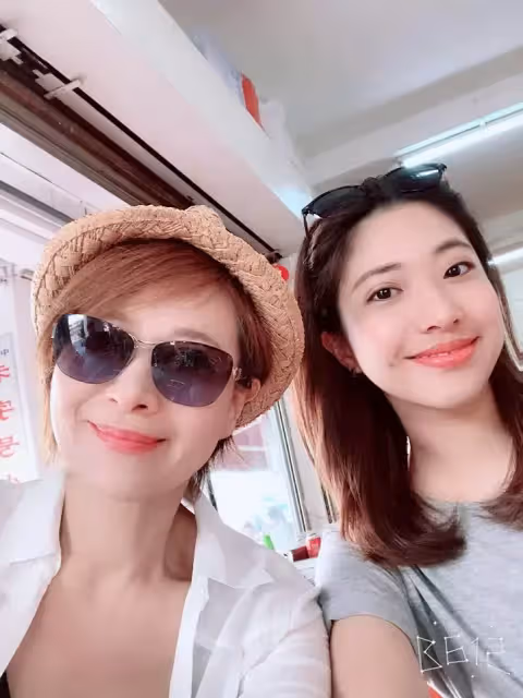 為愛女隱退13年！向娃心寒「最好的全給她」卻被吼：是妳逼我的　學著放手「強忍淚水相擁」：女兒終長大