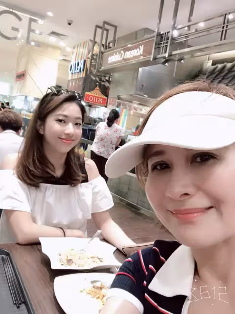 為愛女隱退13年！向娃心寒「最好的全給她」卻被吼：是妳逼我的　學著放手「強忍淚水相擁」：女兒終長大