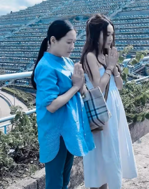 溫碧霞、李麗珍罕見同框比美，兩人同是56歲，一個身材苗條纖瘦，一個身材發福肚腩明顯，網友：自然衰老和努力保養，都很美