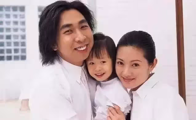 溫碧霞、李麗珍罕見同框比美，兩人同是56歲，一個身材苗條纖瘦，一個身材發福肚腩明顯，網友：自然衰老和努力保養，都很美