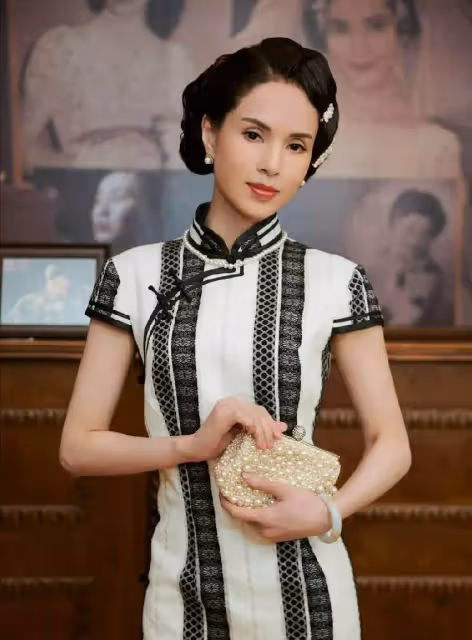 溫碧霞、李麗珍罕見同框比美，兩人同是56歲，一個身材苗條纖瘦，一個身材發福肚腩明顯，網友：自然衰老和努力保養，都很美