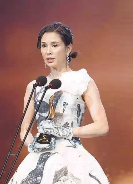 溫碧霞、李麗珍罕見同框比美，兩人同是56歲，一個身材苗條纖瘦，一個身材發福肚腩明顯，網友：自然衰老和努力保養，都很美