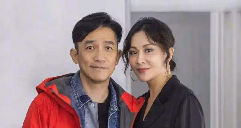 溫碧霞、李麗珍罕見同框比美，兩人同是56歲，一個身材苗條纖瘦，一個身材發福肚腩明顯，網友：自然衰老和努力保養，都很美