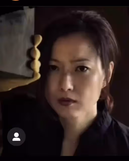 鄭秀文近照曝光，穿牛仔背心曬自拍，48歲發福更有味道，網友：胖點好看多了