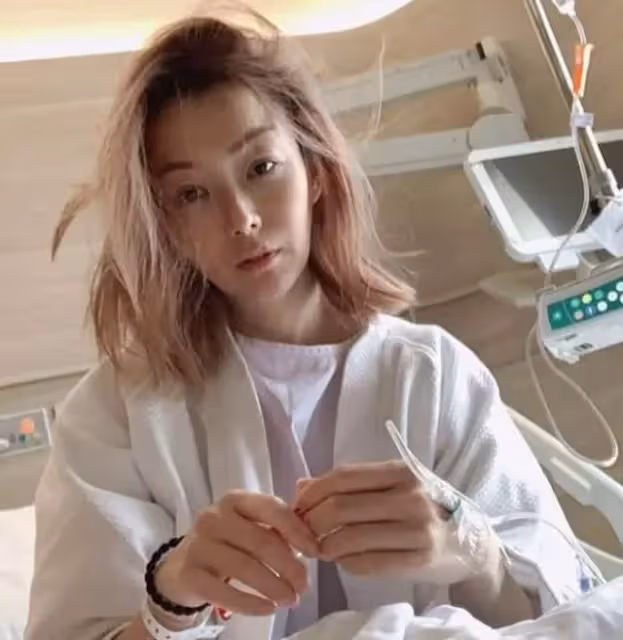 鄭秀文近照曝光，穿牛仔背心曬自拍，48歲發福更有味道，網友：胖點好看多了
