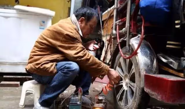 早退4分鐘！資深修理工被老闆無情「開除」離開前把「豪車擦一遍」老闆損失慘重