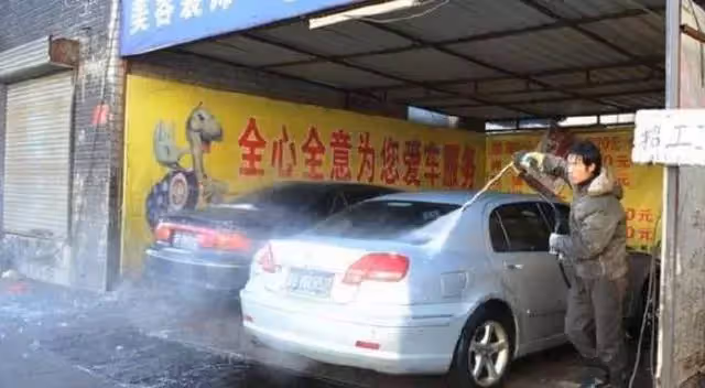 早退4分鐘！資深修理工被老闆無情「開除」離開前把「豪車擦一遍」老闆損失慘重