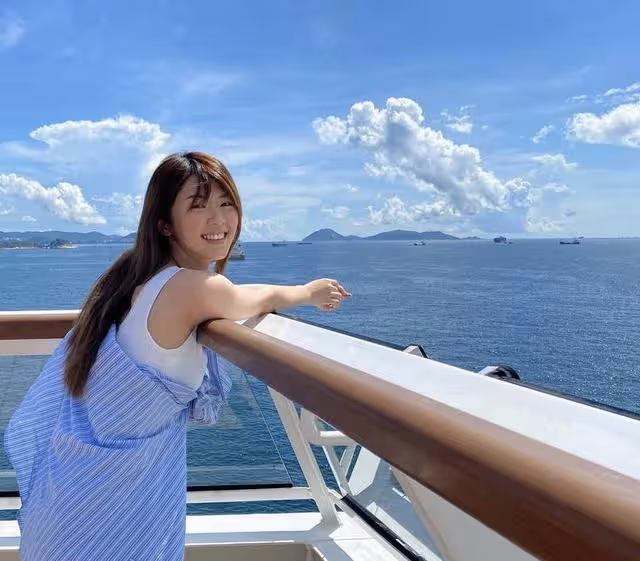 恭喜!香港知名歌手單身3年官宣新戀情,與靚模女友疑似同居