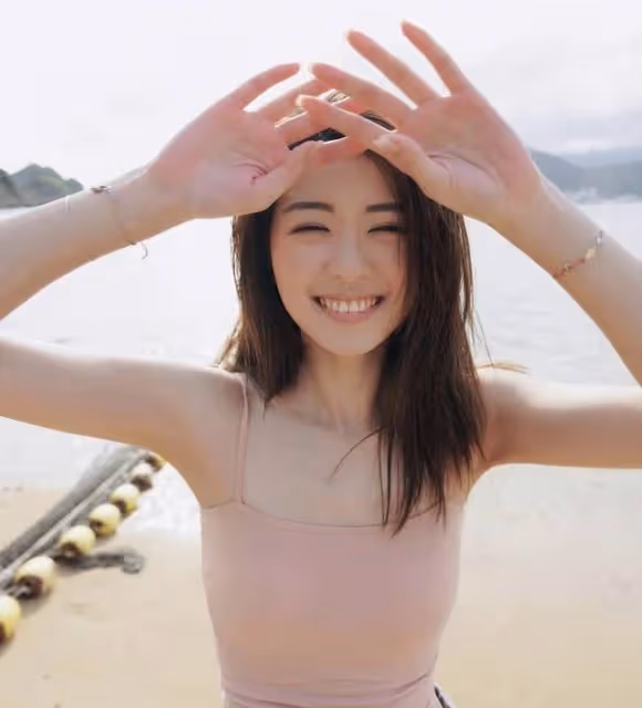 恭喜!香港知名歌手單身3年官宣新戀情,與靚模女友疑似同居