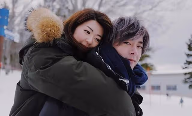 恭喜!香港知名歌手單身3年官宣新戀情,與靚模女友疑似同居