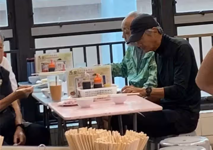 66歲周潤發在「菜市場」內吃飯!桌上菜品太簡樸,穿運動服肌肉健碩!