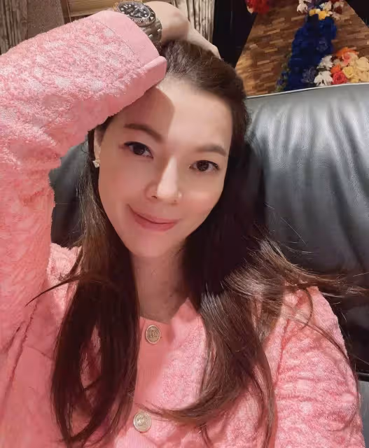 富士康老闆娘一家度假！曾馨瑩「罕素顏」暴露顏值短板，三個娃似郭台銘翻版：滿滿豪門風