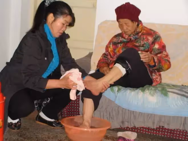 婆婆來養老,一周之後,妻子直接提出離婚:不耽誤你們娘倆幸福