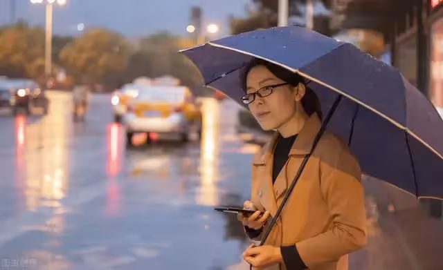 當年父親拋棄了母親,20年後,母親卻讓小三的兒子入了戶口