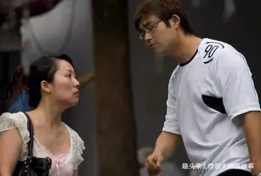 繼父過壽,我回家慶祝,女兒調皮打開抽屜,我才發現繼父多年秘密