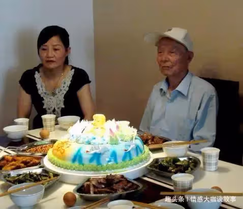 繼父過壽,我回家慶祝,女兒調皮打開抽屜,我才發現繼父多年秘密