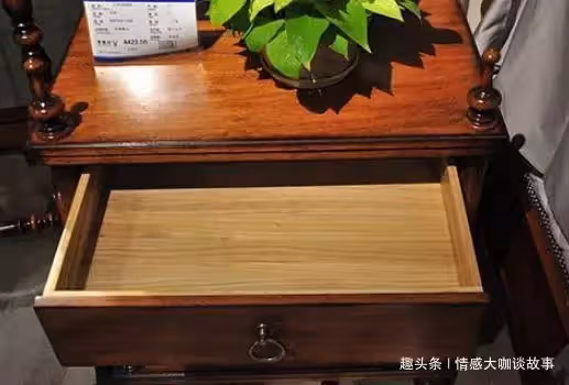 繼父過壽,我回家慶祝,女兒調皮打開抽屜,我才發現繼父多年秘密