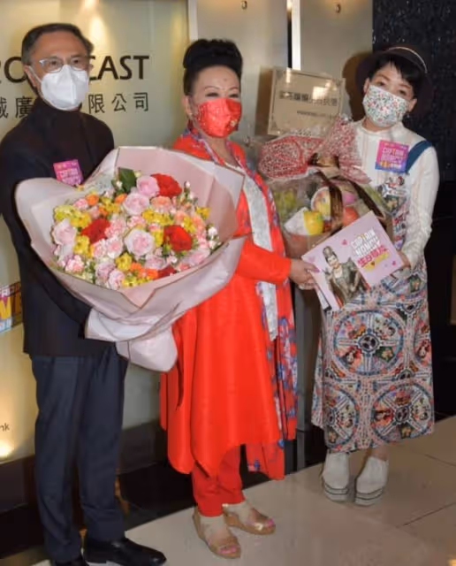 薛家燕慶祝72歲生日,與小17歲男友傳分手無損心情,倆女兒罕露面